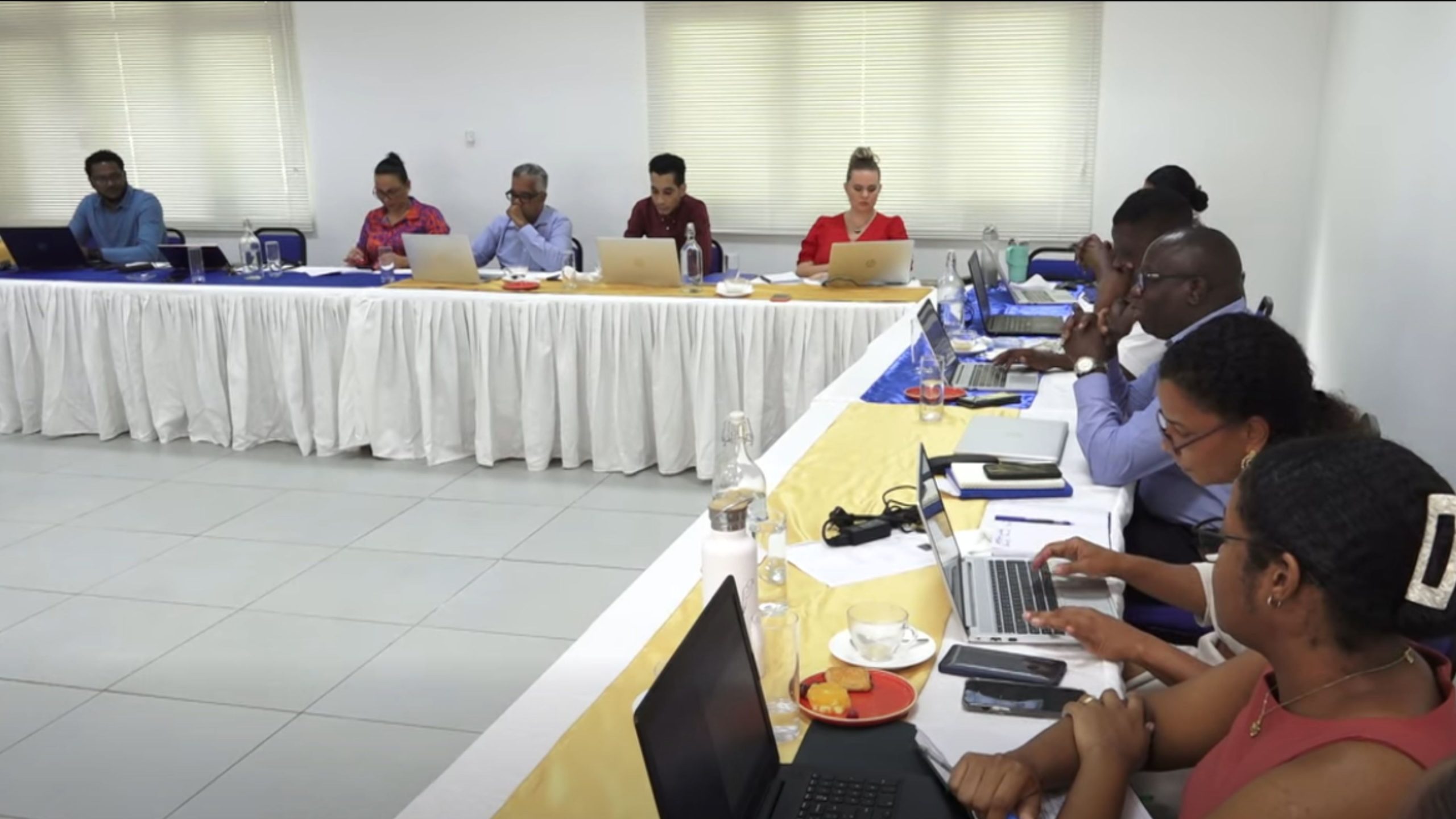 Minister Ledikasyon ek Devlopman Resours Imen in zwenn avek manm bord Lenstiti Guy Morel (TGMI)