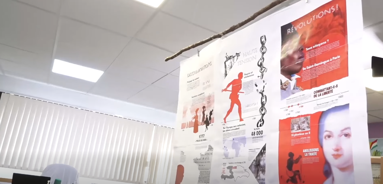 ‘Lécole Francaise des Seychelles’ legzibisyon lesklavaz e son labolisyon.