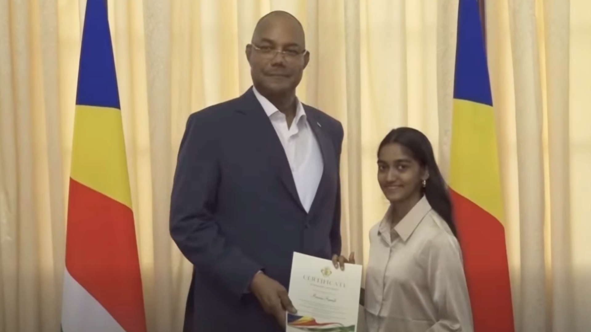 Prezidan Dr. Patrick Herminie i rankontre 24 etidyan ki’n ganny o-grad dan legzanmen ‘IGCSE’ lannen pase.