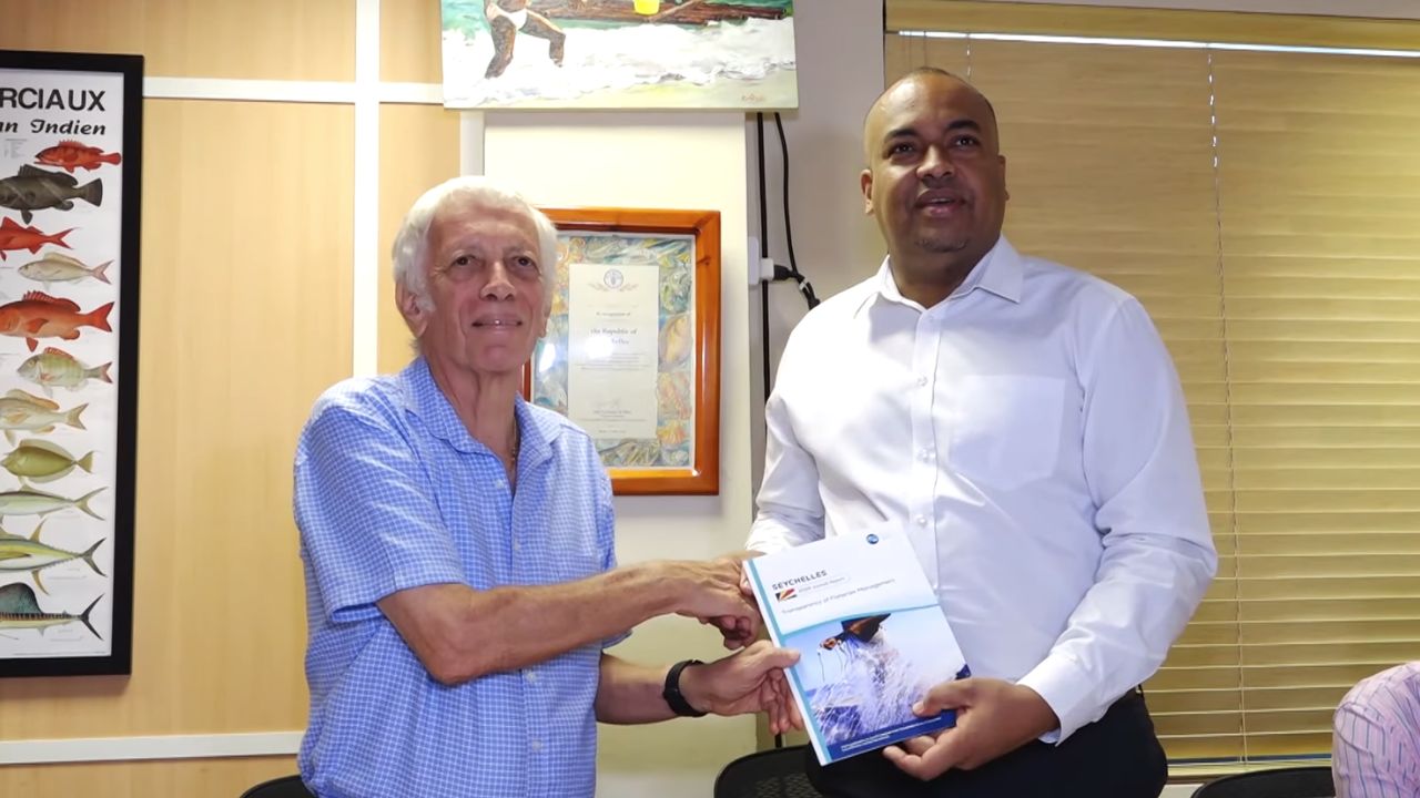 Departman Lapes in prezant rapor FITI avek Minis Prensipal Wallace Cosgrow.