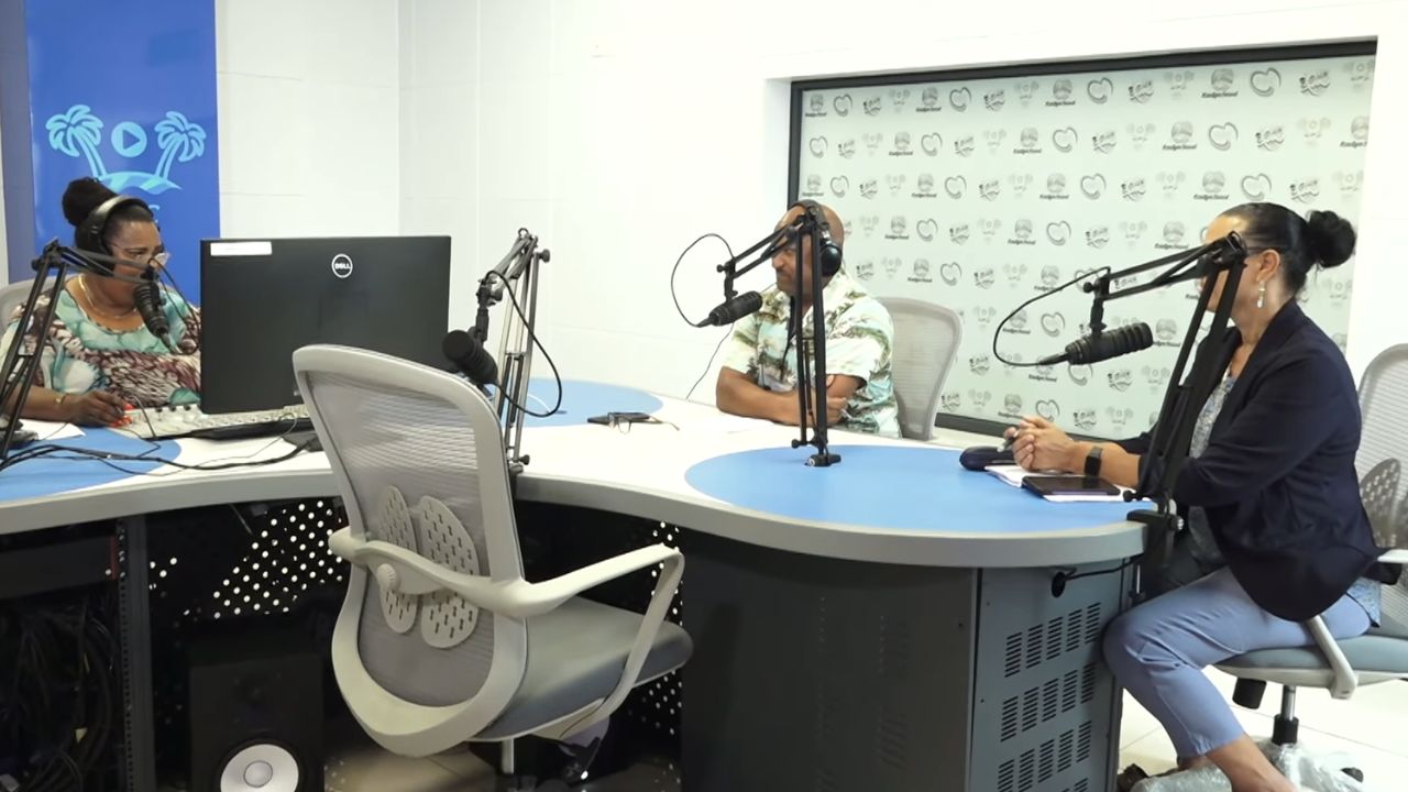 Radyo Sesel in fer en lesey transmisyon dan son nouvo stoudyo Union Vale.