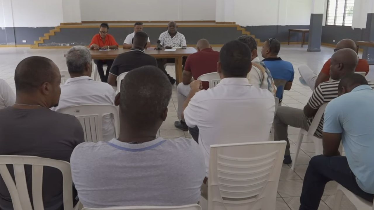 30enn drayver taxi in partisip dan en miting pou lans Lasosiasyon Drayver Taxi erport ek por.