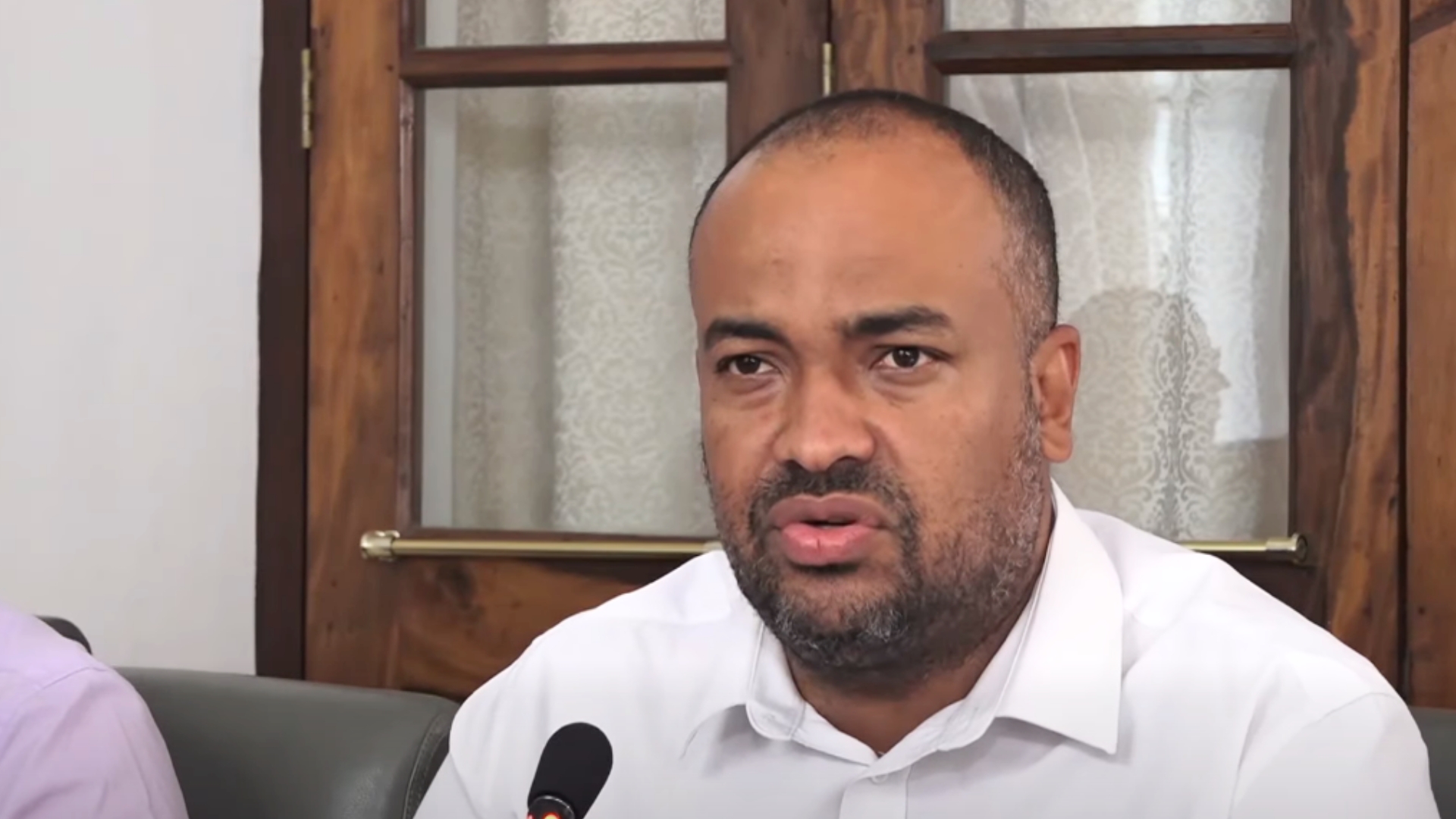 Minis Wallace Cosgrow, i’n koz lo bann zefor ki son minister pe antreprann pou asir sekirite alimanter.