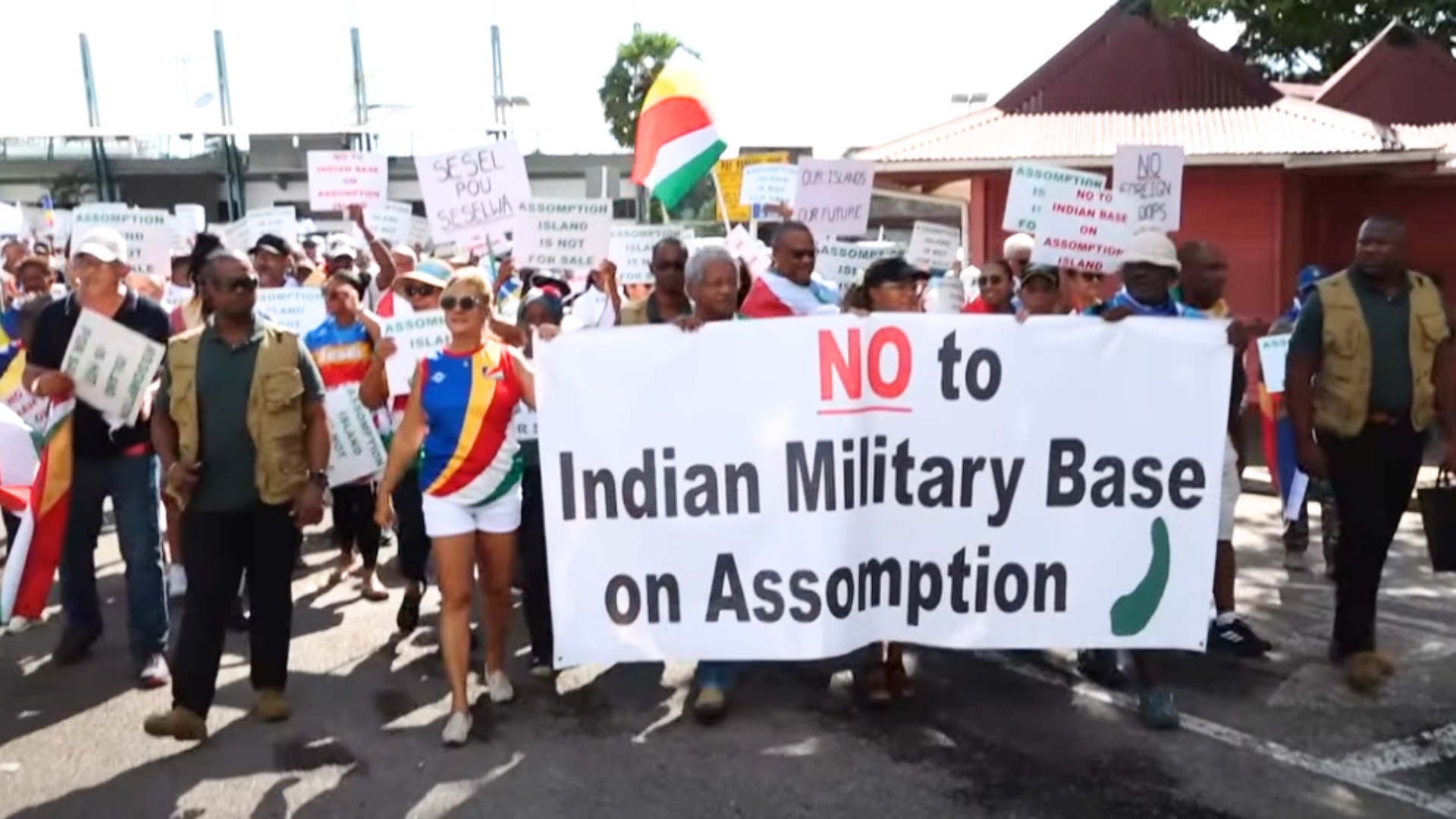 Plizyer dimoun ti partisip dan en lamars pou proteste kont en baz militer Endyen lo zil Assompsyon.