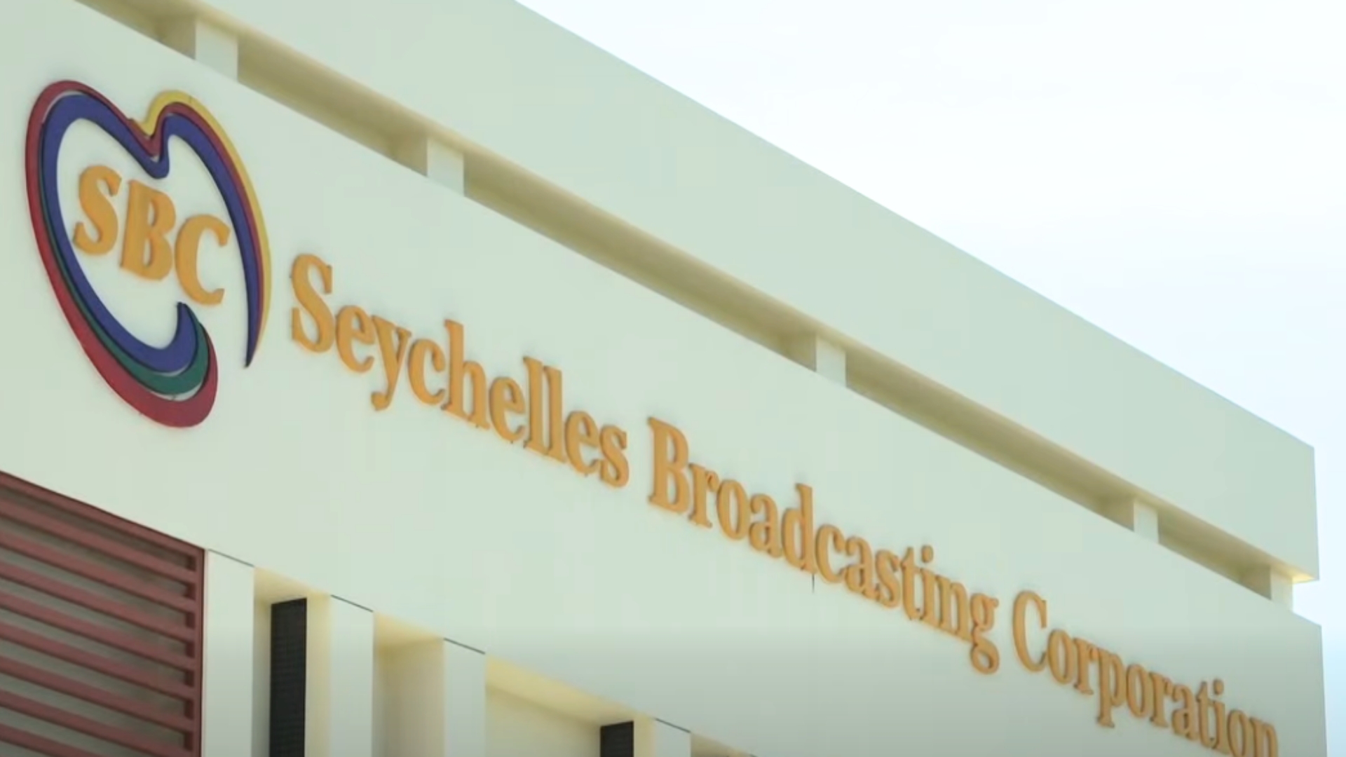 Minis i’n aprouv en nouvo lalwa, pour bi amelyor lafason ki transmisyon televizyon ek radio I ganny transmet dan Sesel.