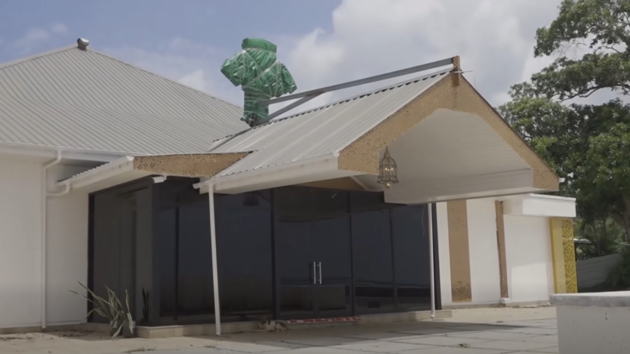 Ziz Natasha Burian in met en poz lo lavant propriete Ansyen ‘Buckinarms palace’