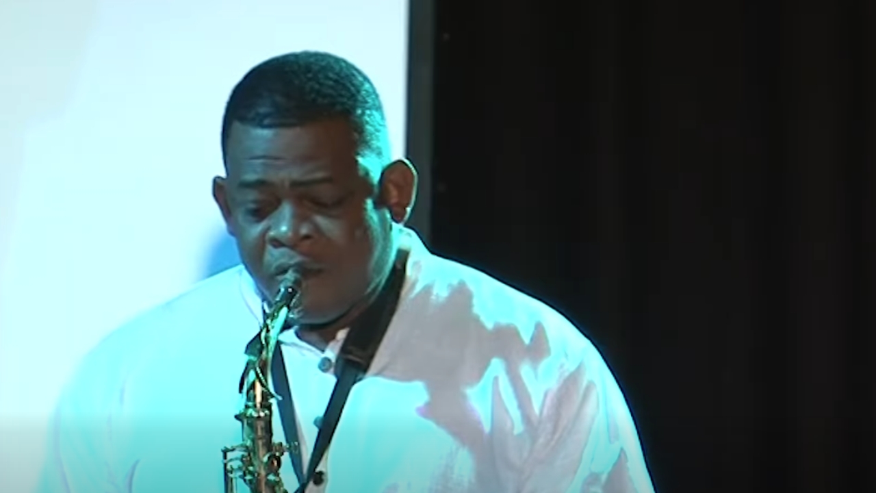 Sesel in perdi en lot son mizisyen tre talante, Jean Quatre.