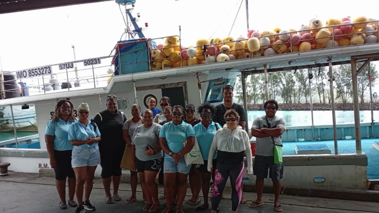 En group antyerman madanm in resevwar zot sertifika apre ki zot in termin en formasyon lo zesyon biznes dan lapes.