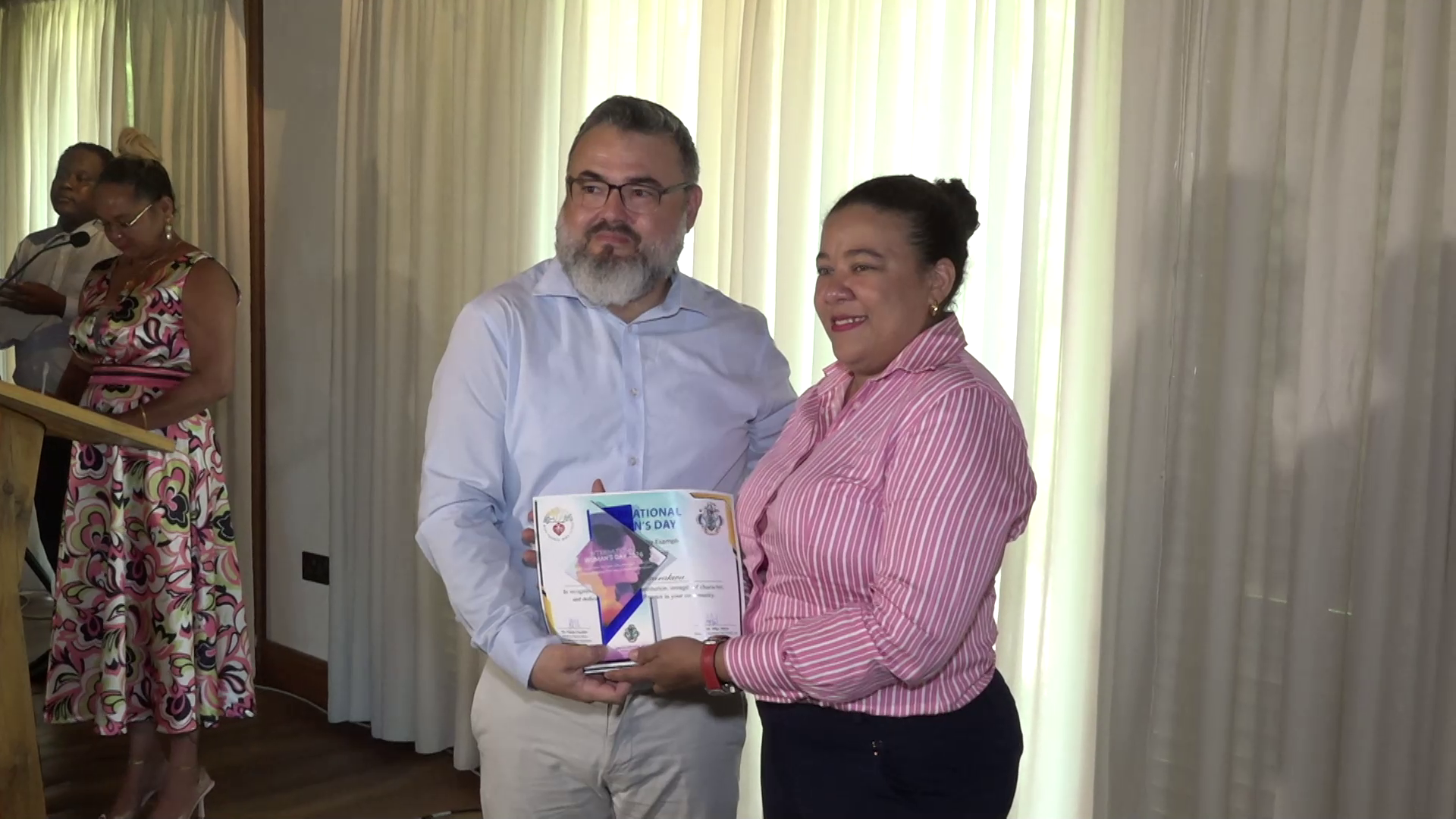 Minister pour Sosyal, Lafanmir ek Egalite i’n fer prezantasyon sertifika