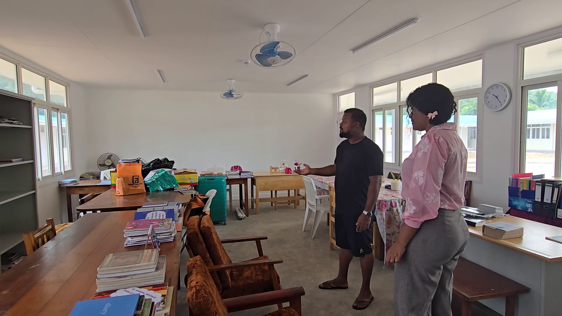 Etidyan lekol segonder La Digue pou konmans lekol dan nouvo lekol tanporer.