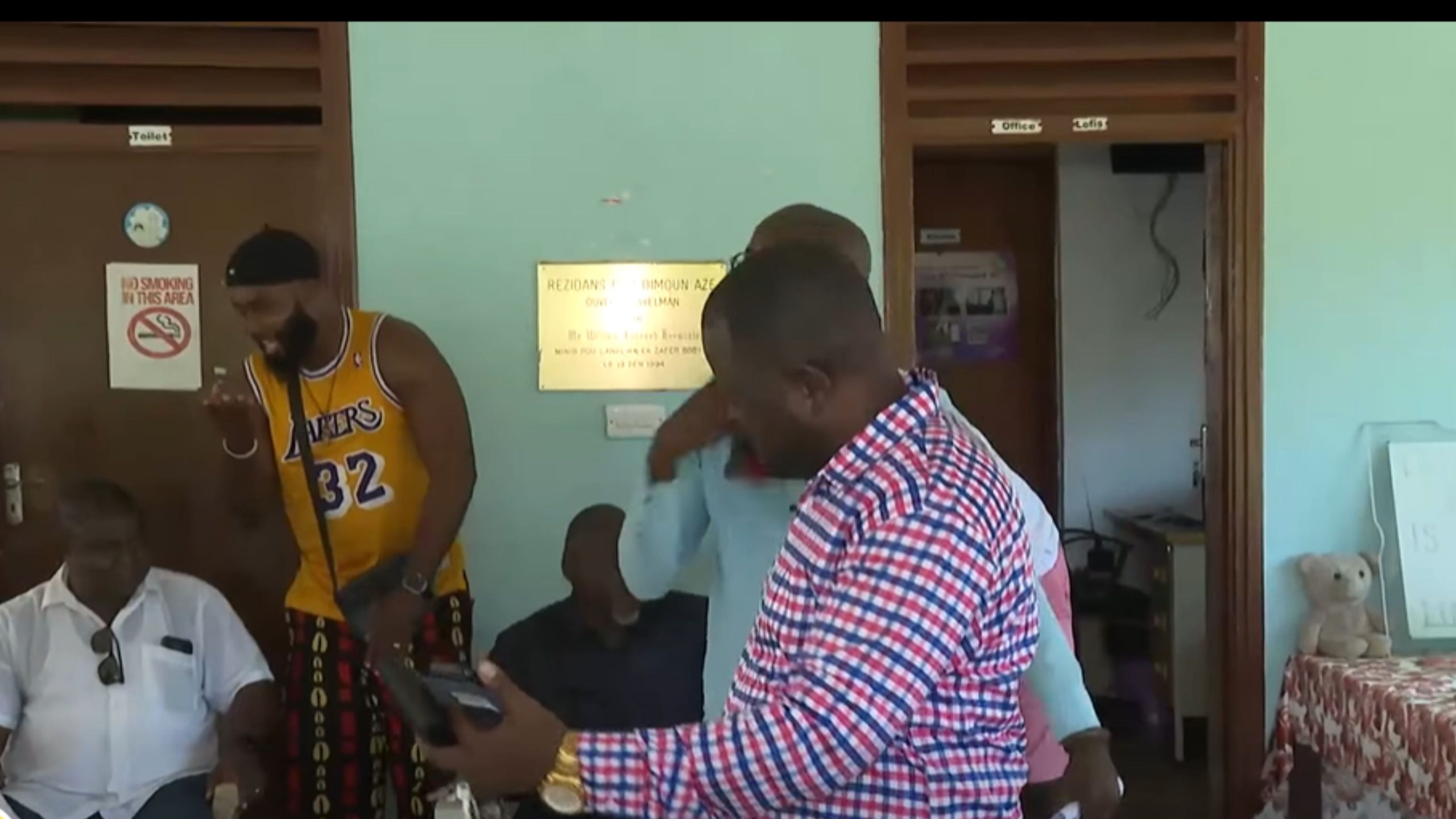 Bann zabitan kot lakaz dimoun aze Anse Boileau in ganny en avan gou lafet Pak