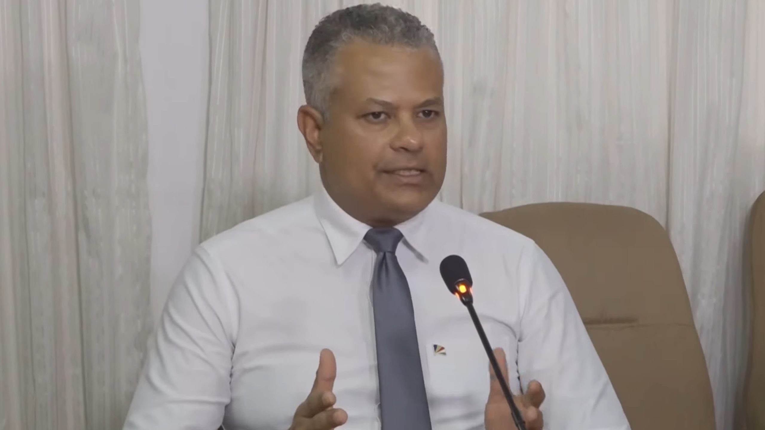 Laprouvasyon pou en komisyon pou revwar bann batiman gouvernman kin e ki ankor pe ganny afekte avek mwazi. Laprouvasyon pou en komisyon pou revwar bann batiman gouvernman kin e ki ankor pe ganny afekte avek mwazi.