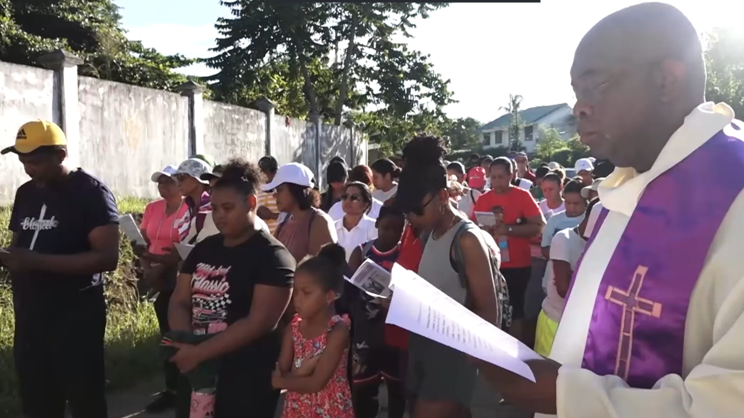 Dimoun sorti diferan parwas in zwenn pou selebre Vandredi Sen