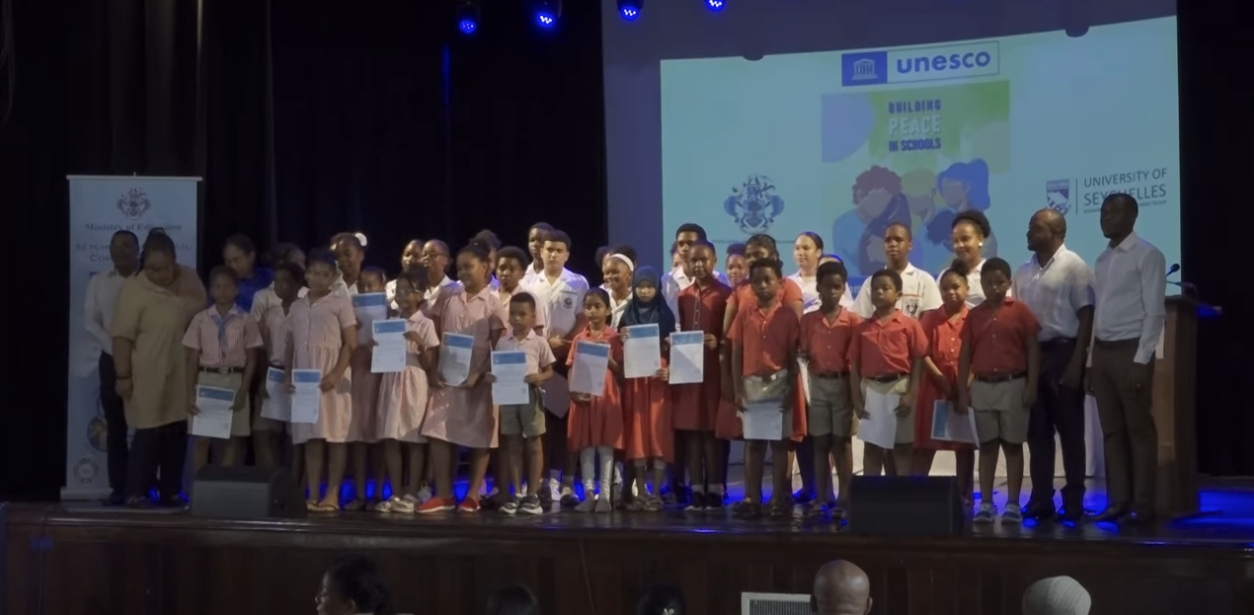 ⁠En proze in lanse ofisyelman pour batir lape dan bann lekol primer ek segonder atraver pei.