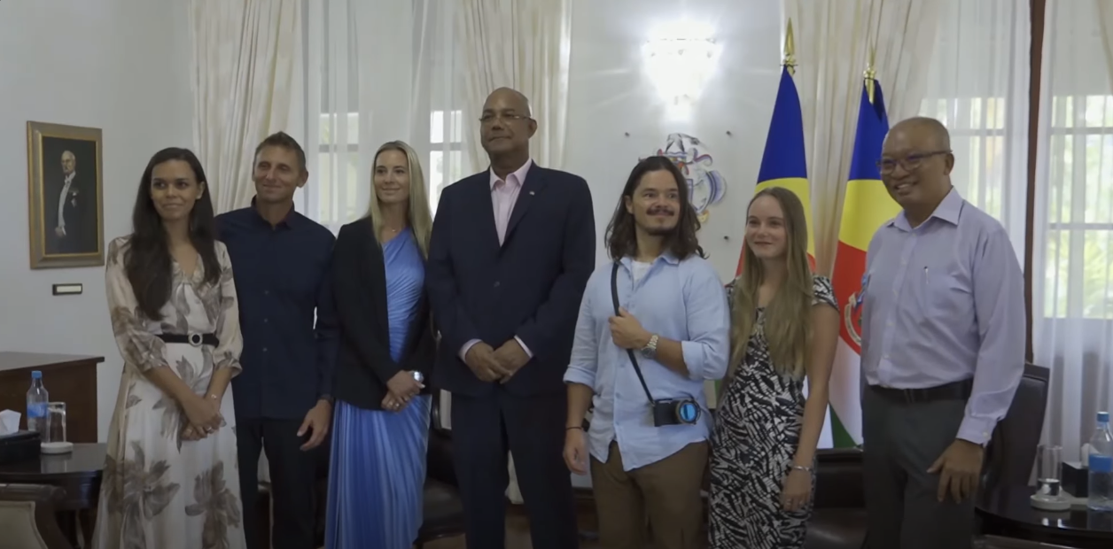 Pandan en vizit bomaten, de expert etranze, Ocean Ramsey ek Filipe DeAndrade, in zwenn avek Prezidan Larepiblik Dr Herminie.