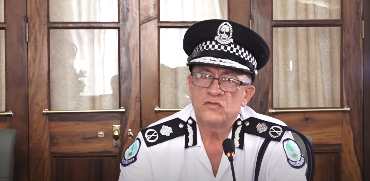 Komisyoner Lapolis Msye Godfra Hermitte i’n konfirmen ki i’n annan en lafouy ki’n fer lo ansyen Prezidan Wavel Ramkalawan lo son larive dan pei bomaten.