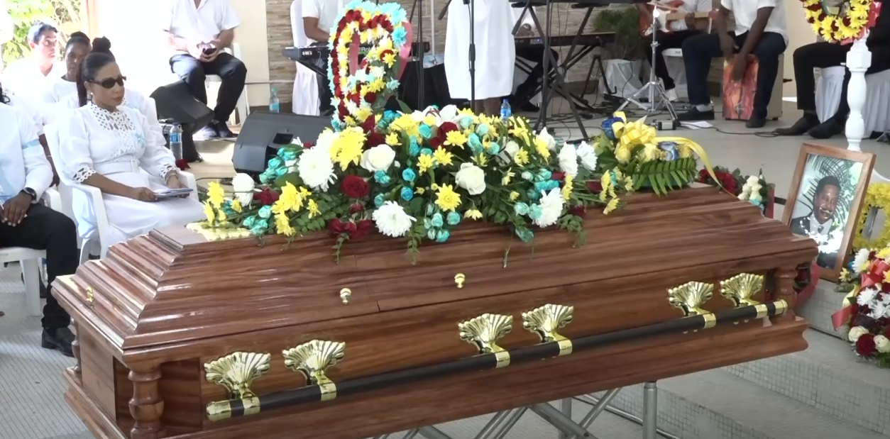 Servis Fineray, enn bann vedet dan lanmizik lokal, David Philoe, i’n fer apremidi.