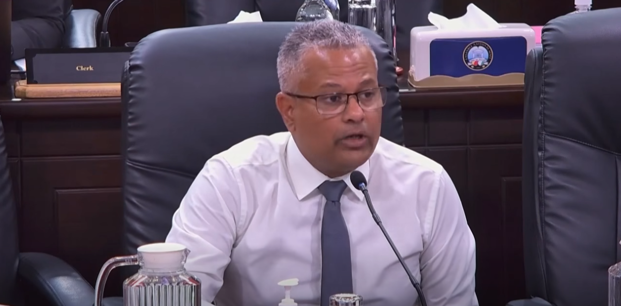 Lafouy kin annan lo ansyen Prezidan Ramkalawan kot erport, i form parti en lanket konsernan drog.