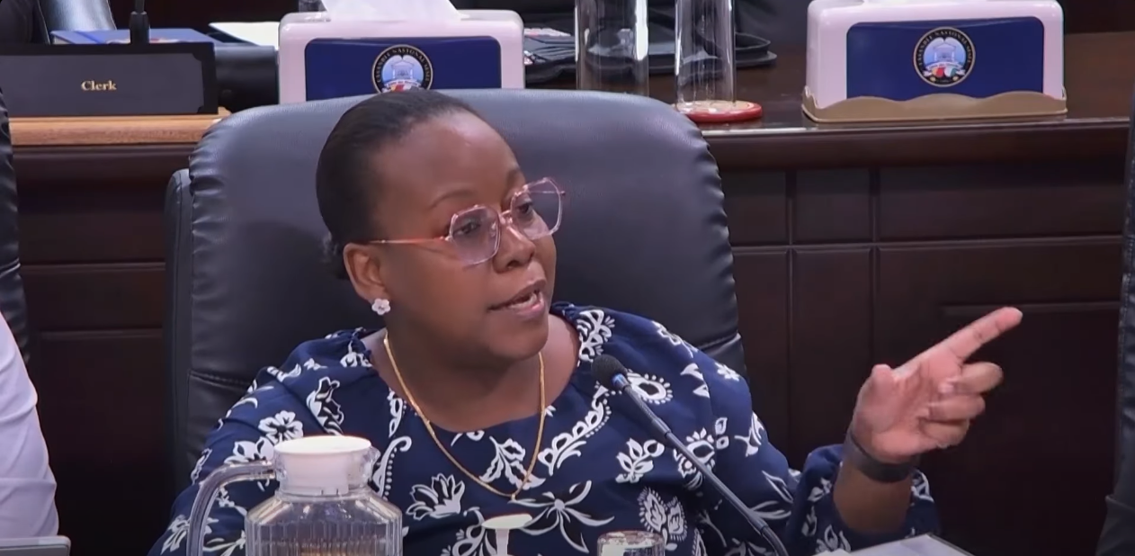 Minister responsab pour Lanvironnman pe fer en travay pour desid lo en lakantite dizef zwazo ki zot kapab anmase lo Cosmoledo ek Bird Island.