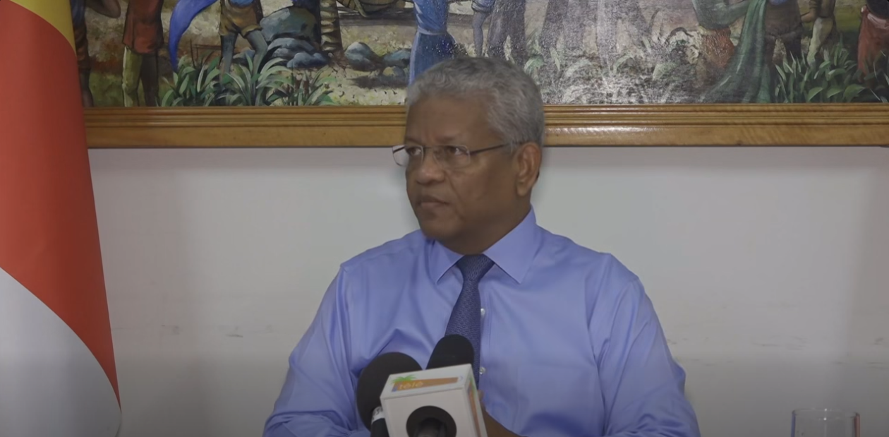 Ansyen Prezidan Wavel Ramkalawan in dekrir lafouy kin fer lo li kot erport koman malisye.