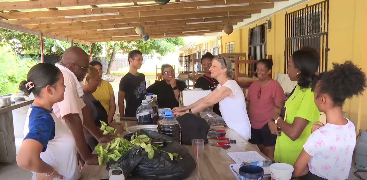 Lenstiti Lar ek Design (SIAD),  in komemor Lazournen Mondyal Lar, ki tonm le 15 Avril, avek en aktivite  desin lo miray.