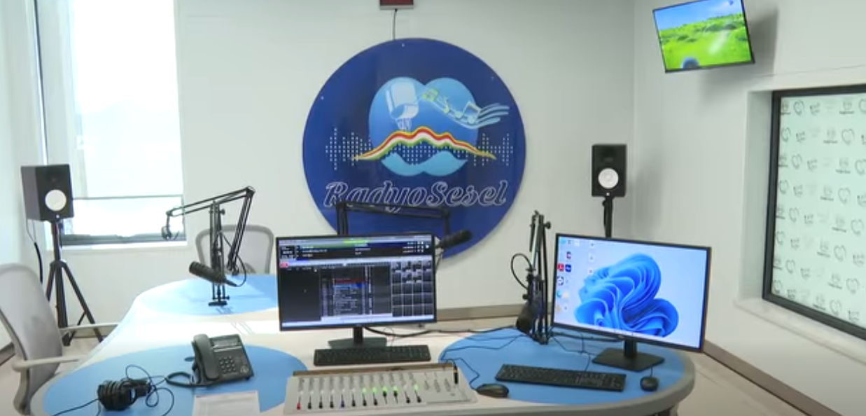 Radyo Sesel avek Paradise FM pe transmet apartir studio Union Vale