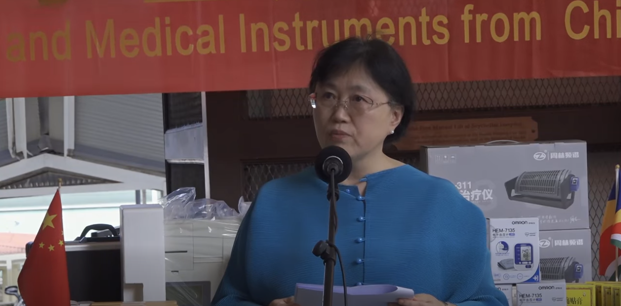 Bann lili medikal e lekipman ‘acupuncture’ i parmi bann lekipman medikal ki, Minister Lasante in resevwar avek Lanbasad Lasin, ki pou servi dan lopital isi.