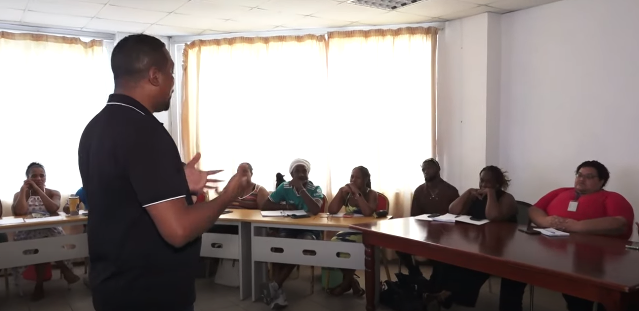 Anviron en 20enn responsab diferan klib ki annan lentere dan devlopman lazenes in pran par dan formasyon, pou aprann ki manyer pour ekri en proze e benefisye atraver finansman.