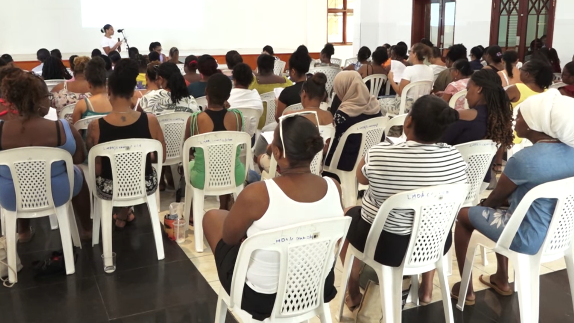 Manm piblik pour kapab donn zot persepsyon ekonomik lo diferan size ekonomik atraver en ‘survey’