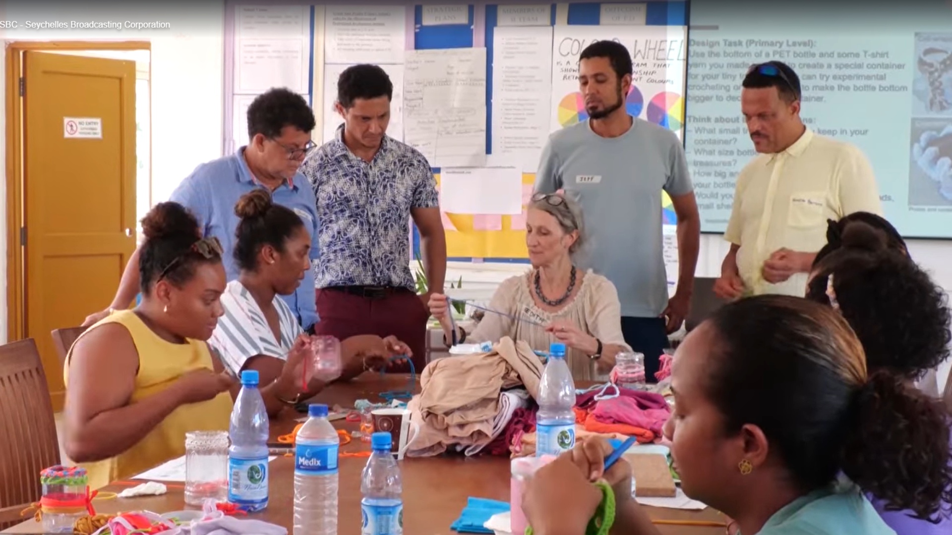 En laklas pour bann ansennyan lo resikle boutey plastik ek vye triko dan lansennyman