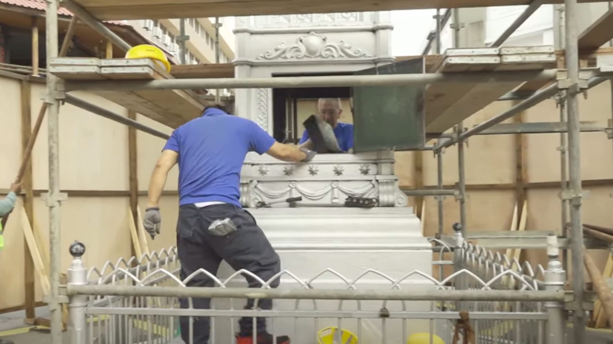 Travay pou retir lorloz koman premye faz restorasyon sa moniman i’n fini konmanse.