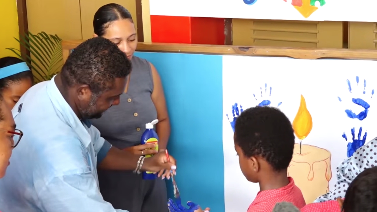 Lekol primer Bel Eau in fer en lasanble spesyal avek bann zanfan pou mark lazournen sansibilizasyon pour otizm