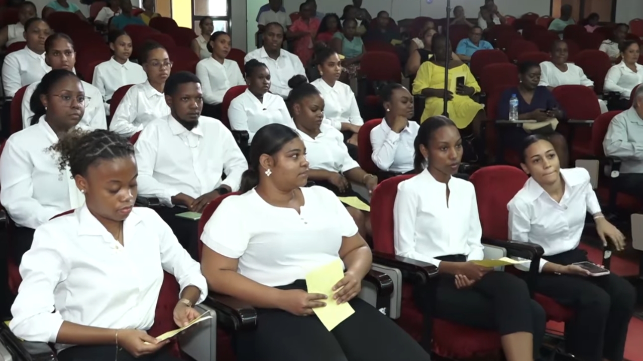 17 ners in resevwar zot sertifika ki anrezistre zot konman ners.