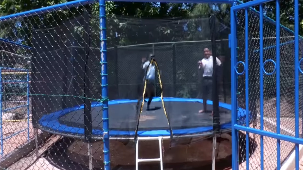 Bann etidyan sant eksepyonnel Baie Ste Anne Praslin in ganny kado en ‘Trampoline’ avek lekip Pragata.