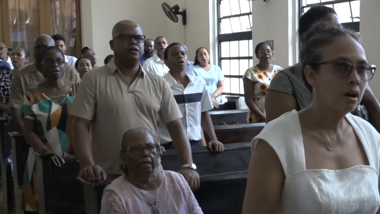 Lanfaz lo lape pour sa lazournen Pak.