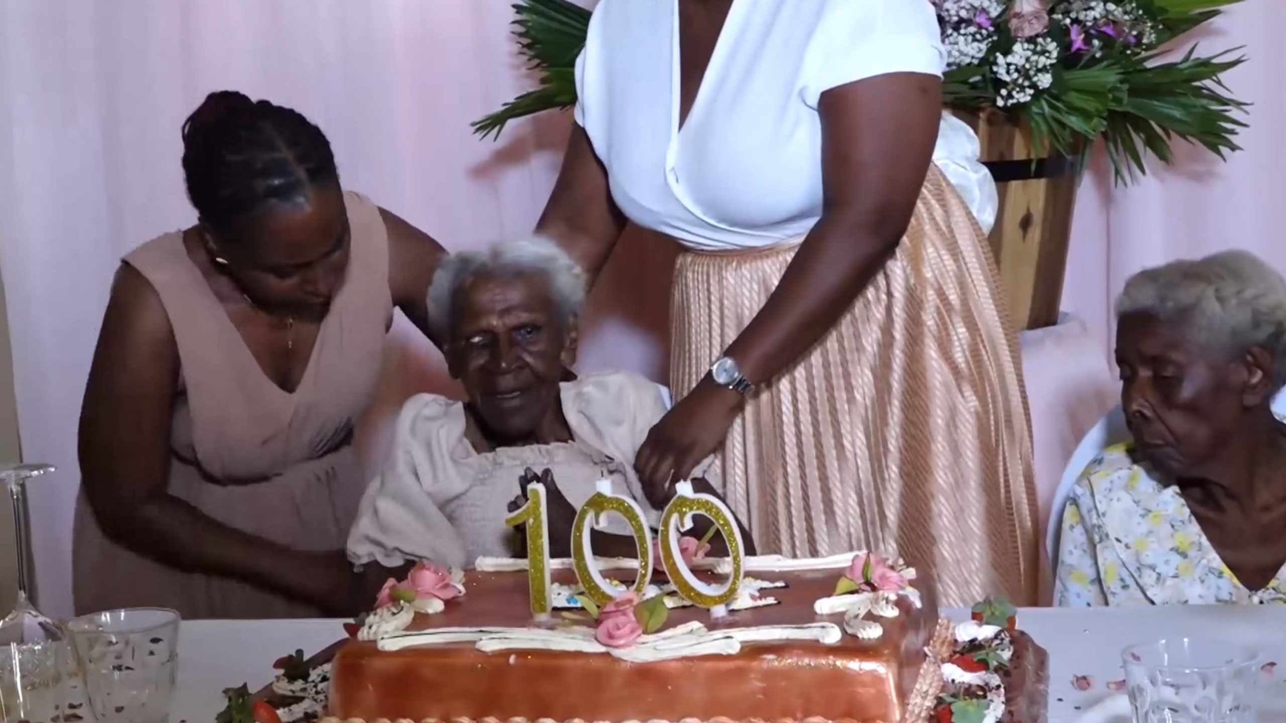 Charline Benoit en rezidan lakaz dimoun aze Anse Royale in selebre son 100an laniverser. Charline Benoit en rezidan lakaz dimoun aze Anse Royale in selebre son 100an laniverser.