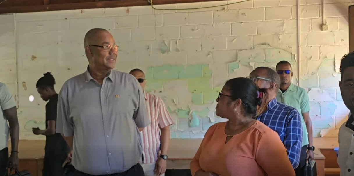 Prezidan Dr Patrick Herminie  premye vizit ofisyel Praslin