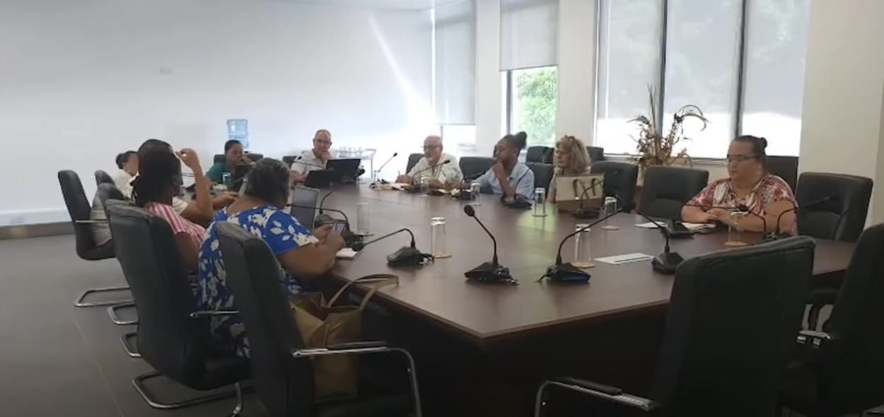 Bord SBC in eksprim son rezervasyon serye lo sa nouvo proze-d’lwa pour SBC, ki gouvernman in pibliye dan gazet ofisyel. Apre en rankont Vandredi, Bord ti fer sorti en kominike lapres, kot i dir ki i rekonnet lobzektif ki dan sa proze-d’lwa, me ki zot konsernen avek plizyer provizyon ki trouve ladan. Bord SBC in eksprim son rezervasyon serye lo sa nouvo proze-d’lwa pour SBC, ki gouvernman in pibliye dan gazet ofisyel. Apre en rankont Vandredi, Bord ti fer sorti en kominike lapres, kot i dir ki i rekonnet lobzektif ki dan sa proze-d’lwa, me ki zot konsernen avek plizyer provizyon ki trouve ladan.