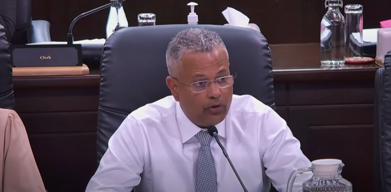 17 manm United Seychelles in vot an faver e aprouv en proze-d-Iwa, pou ki i annan en komisyon ki responsab pour enplimant e sirvey bann rekonmandasyon rapor final komisyon laverite, rekonsilyasyon e linite nasyonal (TRNUC). 17 manm United Seychelles in vot an faver e aprouv en proze-d-Iwa, pou ki i annan en komisyon ki responsab pour enplimant e sirvey bann rekonmandasyon rapor final komisyon laverite, rekonsilyasyon e linite nasyonal (TRNUC).