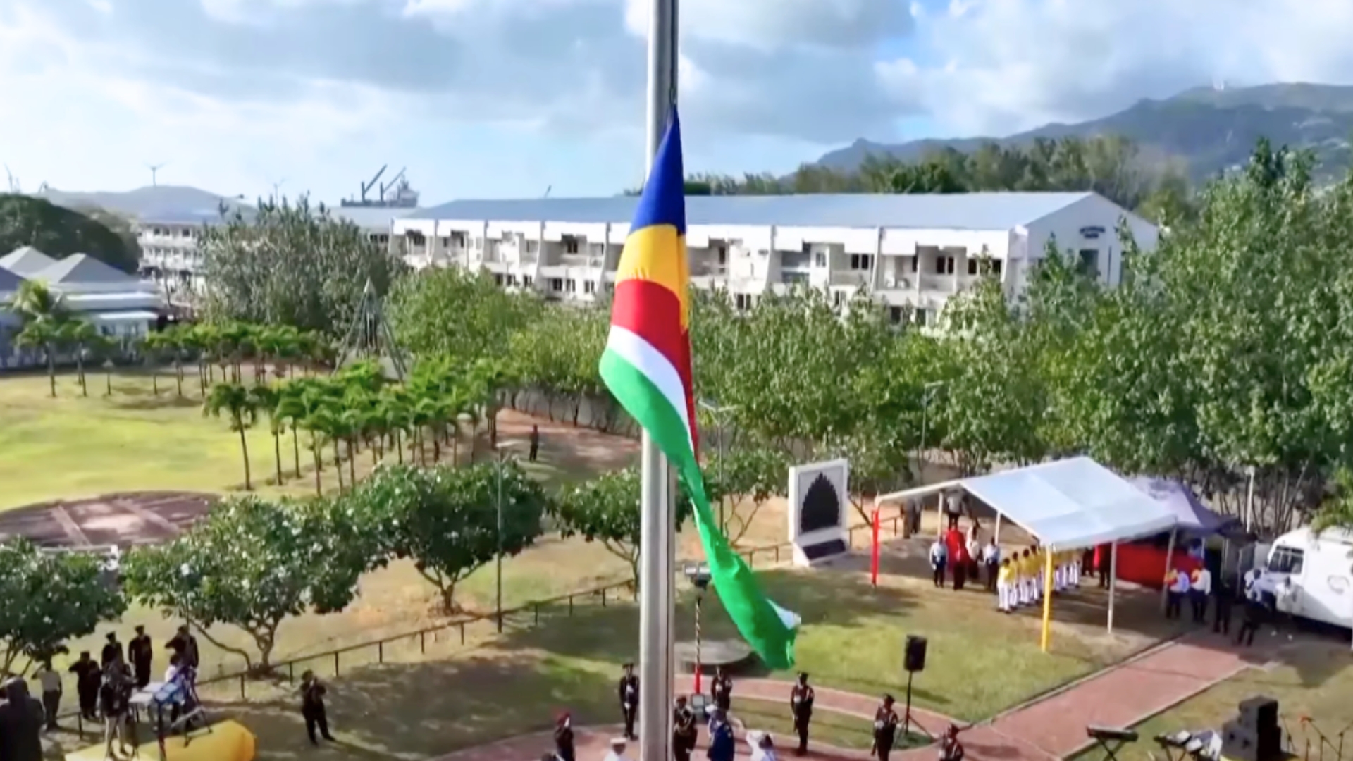 Parey toulezan lazournen Konstitisyon, le 18 Zen ti marke par 3 seremoni fer monte Paviyon lo Mahé, La Digue e Praslin.
