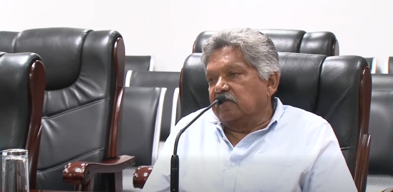 De ansyen, responsab dan Minister Finans ti vin devan komisyon pou eksplik, ki manyer gouvernman in privatiz lakonpannyen CCCL. De ansyen, responsab dan Minister Finans ti vin devan komisyon pou eksplik, ki manyer gouvernman in privatiz lakonpannyen CCCL.