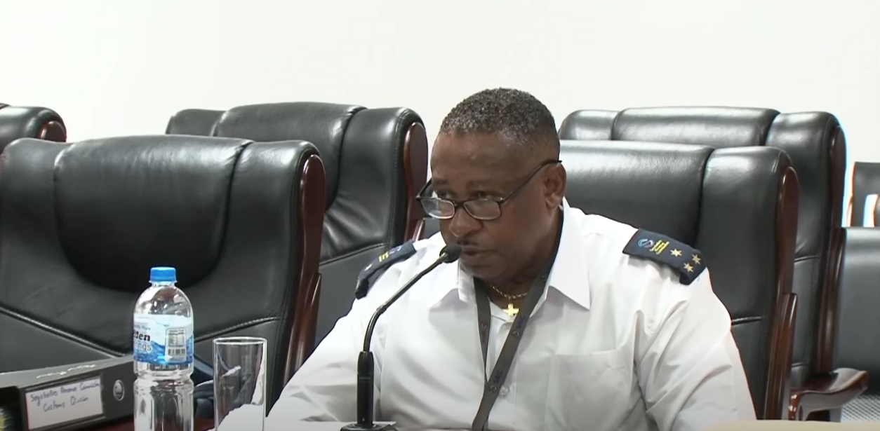 Msye Francois Ally, Direkter pour Ranforsman ek Sipor Loperasyon dan Divizyon Ladwann , ti pas devan komisyon.