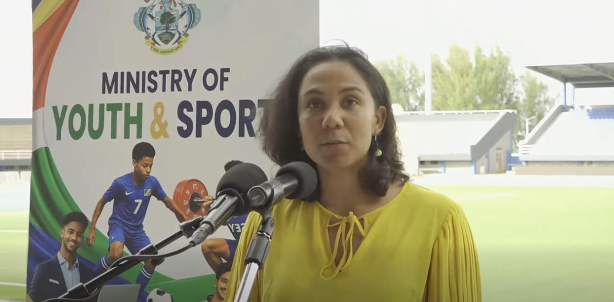 Minister Lazenes ek Sport in prezant sertifika lapresiasyon avek bann zenn ki ti partisip dan selebrasyon lazournen konstitisyon le 18 Zen, e selebrasyon 50enm laniverser lendepandans le 29 Zen. Seremoni in fer kot Stad Linite apremidi. Minister Lazenes ek Sport in prezant sertifika lapresiasyon avek bann zenn ki ti partisip dan selebrasyon lazournen konstitisyon le 18 Zen, e selebrasyon 50enm laniverser lendepandans le 29 Zen. Seremoni in fer kot Stad Linite apremidi.