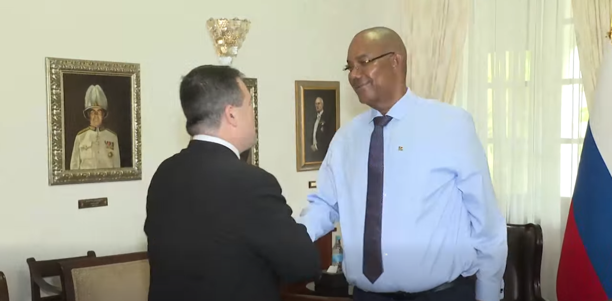 Anbasader sortan Larisi pou Sesel in rann en vizit adye Prezidan Patrick Herminie e dir ki sa bon relasyon ki ekziste ant le de pei pou kontinyen ranforsi atraver plis lesanz korperasyon. Anbasader sortan Larisi pou Sesel in rann en vizit adye Prezidan Patrick Herminie e dir ki sa bon relasyon ki ekziste ant le de pei pou kontinyen ranforsi atraver plis lesanz korperasyon.