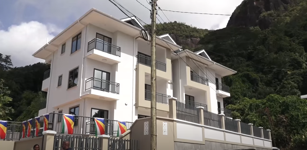 Sis fanmiy in vin lokater dan en premye blok ‘mid-range condominium’ ki gouvernman in konsevwar e konstrir.