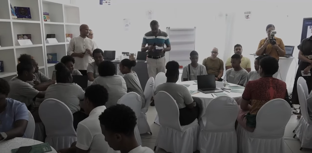 SIFCO ek lofis Premyer Dam pe organiz bann sesyon edikatif pou asire ki zenn i an sekirite letan zot servi bann platform lo ‘internet’.