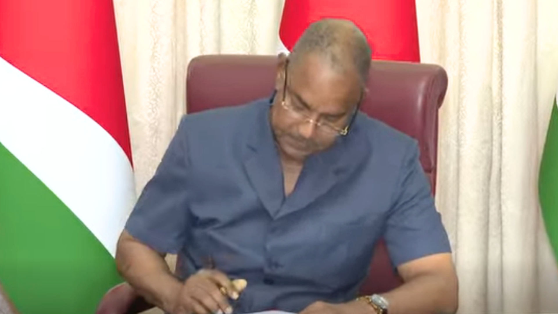 Nouvo Lalwa SBC i’n ganny sinyen par Prezidan Dr. Patrick Herminie.