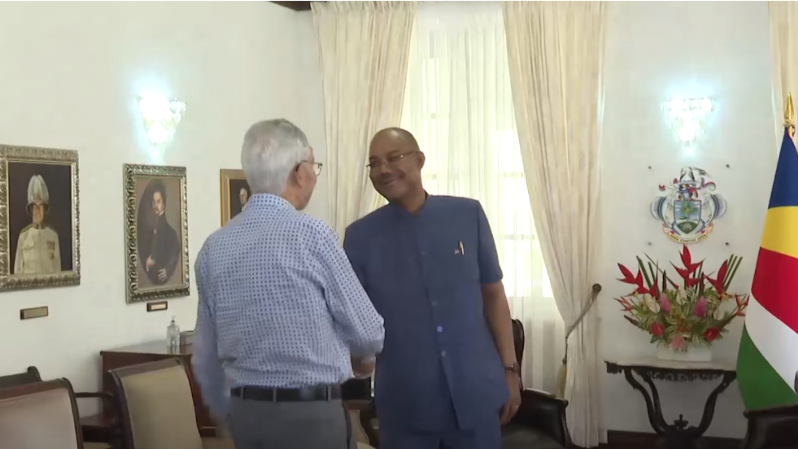 Anbasader Claude Morel pe pran son retret apre en long karyer dan domenn diplomasi.