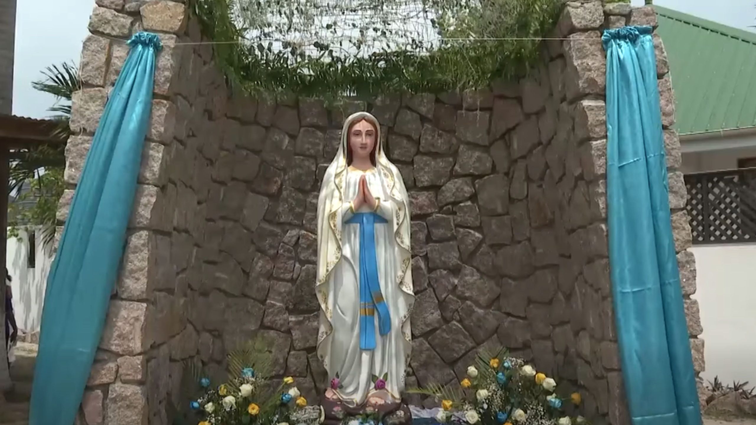 Legliz Notre Dame de L’Assomption La Digue i aprezan annan en nouvo lagrot.