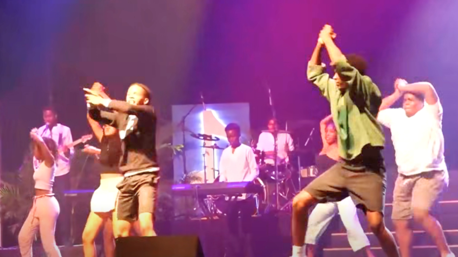 Bann santer, mizisyen, danser ek dansez dan latroup nasyonal lazenes ti fer en performans